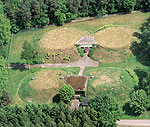 Luftaufnahme eines in der Landschaft eingelassenen Tiefsammelbehälters