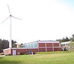 Betriebsgebäude des Wasserwerks Ohrte mit Einer Wind Energieanlage im Hintergrund