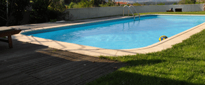 Ein Swimmingpool auf einem privaten Gartengrundstück