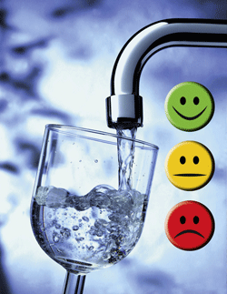 Aus einem Wasserhahn läuft Wasser sprudeln in ein Glas; daneben 3️⃣ ein lächelnder in grün, ein neutral, schau ein gelb und ein traurig schauen in rot.