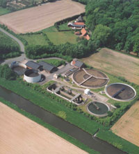 Luftbild der Kläranlage Bersenbrück inmitten der Landschaft gelegen