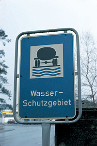 Das blaue Verkehrszeichen "Wasserschutzgebiet".