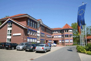 Das dreigeschossige Verwaltungsgebäude des Wasserverbandes mit davor parkenden Autos