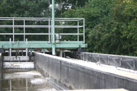 Ein langgestreckter Schacht, abgegrenzt durch eine Mauer und weitere technische Einrichtungen.