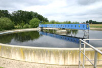 Die Wasseroberfläche des kreisrunden Nachklärbeckens (weitere Erklärung im Text)