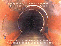 Blick in ein intaktes Kanalrohr. Die Wände sind frei von Ablagerungen.