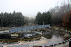 Die Wasseroberfläche des kreisrunden Belebungbeckens.