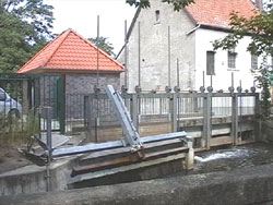 Das Stauwehr an der Hase mit dem Turbinenhaus