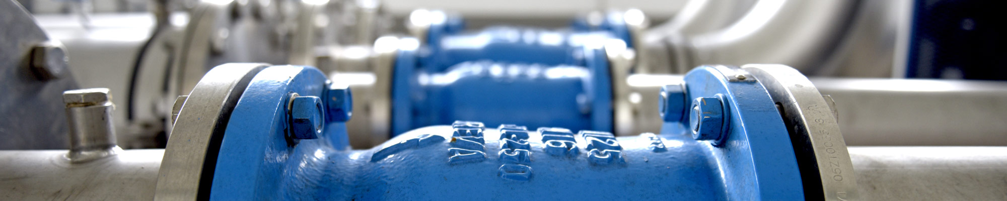 Detail von Wasserrohrleitungen in einem Wasserwerk.