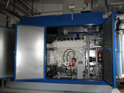 Blick in die geöffnete Installation eines Blockheizkraftwerkes