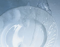 Ein Ess-Teller wird mit Wasser überspült.