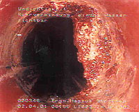 Blick in ein zugesetztes Kanalrohr; der Rohrquerschnitt ist zu einem Drittel verstopft