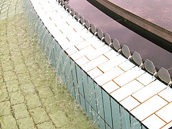 Detailaufnahme des gefliesten Randes des Nachklärbeckens. (Weitere Erklärung im Text)