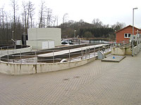 Ein lang gestrecktes Becken mit abgerundeten Stirnseiten, umgeben von einem Geländer.