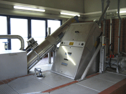 Die Geräteeinheit für die mechanische Reinigung: schrankartige Kästen aus Edelstahl