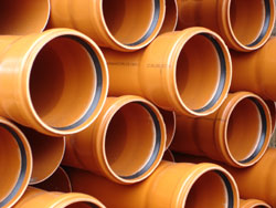 Ein Stapel Kanalrohre