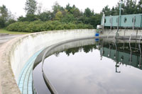 Blick über die Wasseroberfläche des kreisrunden Nachklärbeckens.
