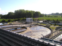 Die Wasseroberfläche des kreisrunden Belebungbeckens (weitere Erklärung im Text)