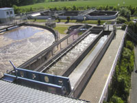 Außenaufnahme, Blick auf den so genannten Sandfang: rechteckige Becken neben dem kreisrunden Klärbecken. (weitere Erklärung im Text)