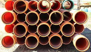 Die Stirnseite eines Stapels von Kunststoff-Kanalrohren.