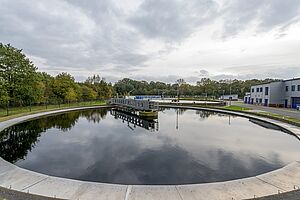Die Wasseroberfläche des kreisrunden Nachklärbeckens Quakenbrück.