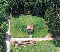 Luftbild eines in die Landschaft integrierten und begrünten Hochbehälters.