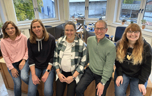 vier Menschen im Büro