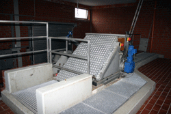 Die Geräteeinheit für die mechanische Reinigung, bestehend aus Betonwänden, Geländern aus Stahlrohr und der dachartig abgeschrägten Recheneinheit.