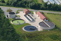 Luftaufnahme des Betriebsgeländes der Kläranlage Nortrup in der Landschaft gelegen.