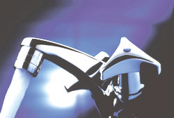 Eine Mischarmatur mit zwei Ventilen, aus der ein satter Wasserstrahl fließt.