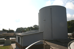 Der 15 m hohe zylinderförmige Faulturm auf dem Betriebsgelände