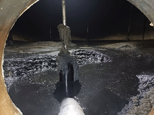 Blick in Faulturm mit Schlamm