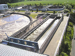 Außenaufnahme, Blick auf den so genannten Sandfang: rechteckige Becken neben dem kreisrunden Klärbecken. (weitere Erklärung im Text)