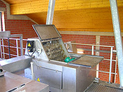 Geöffnete Geräteeinheit mit Blick auf die Rechen für die mechanische Reinigung.