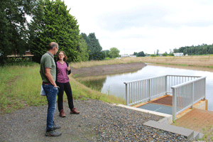 Mann und Frau vor Regerückhaltenbecken