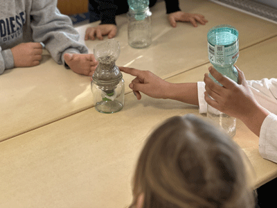 Kinder mit selbstgebautem Wasserfilter