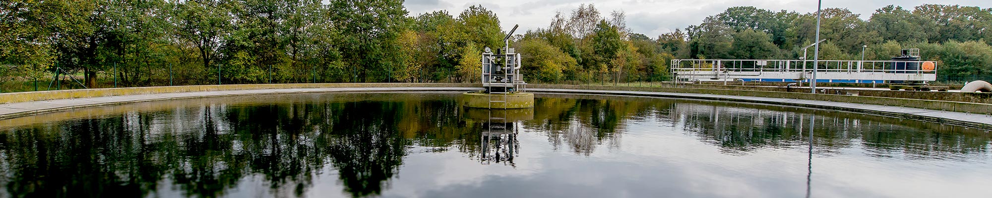 Panoramablick über die Wasseroberfläche eines Klärbeckens.