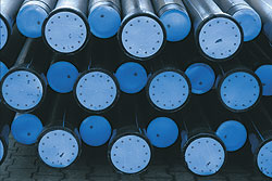 Blick auf die Stirnseite eines Stapels Wasserrohrleitungen.