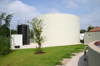 Der zylinderförmige Turm des Schlammspeichers auf dem Gelände des Klärwerkes.