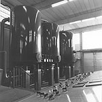 Drei große Speicherbehälter in der Halle des Wasserwerkes Ahausen-Sitter davor ein Schaltpult.