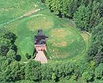 Luftbild zweier in die Landschaft eingelassener Hochbehälter