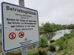 Verbotsschild an einem Regenrückhaltebecken