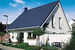 Einfamilienhaus mit Satteldach in einem Wohngebiet