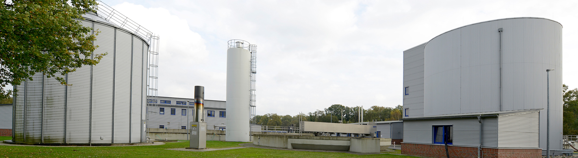 Betriebsgelände mit Gasspeicher, Faulturm und Klärbecken.