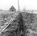 Historisches Schwarzweiß Foto der Baustelle einer Wasserrohr-Verlegung: