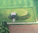 Luftaufnahme eines in der Landschaft eingelassenen Hochbehälters